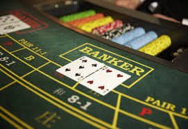 Pemain sedang bermain blackjack langsung bersama dealer kasino profesional